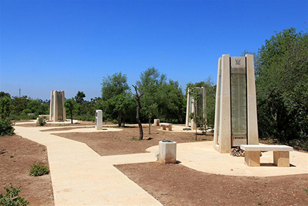 האנדרטה לחללי חיל האוויר בהר טייסים. צילום: יעקב שקולניק, ארכיון הצילומים של קקל