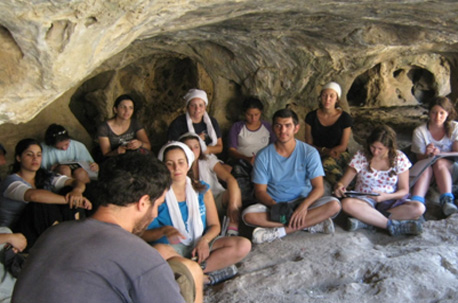 מספרים אגדות במערות נחל חלילים. צילום: נעם תמיר