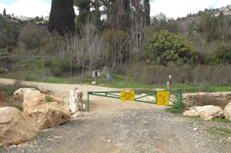 השער ליד מגרש החניה. צילום: נעם תמיר