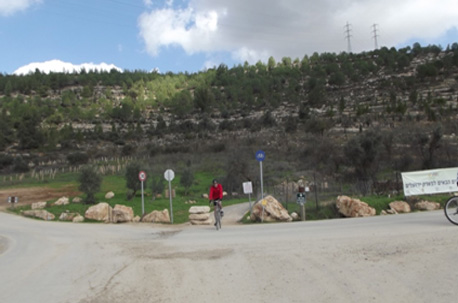 רוכב אופניים בכניסה לשביל. צילום: נעם תמיר