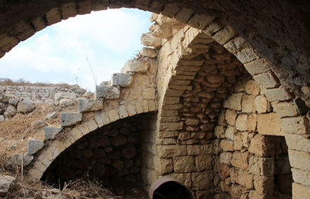 קמרונות וקשתות בבית עטאב. צילום: יעקב שקולניק, ארכיון הצילומים של קקל