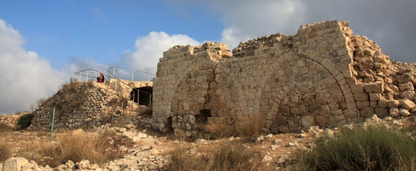 מבנה ריבועי מבוצר ומרפסת תצפית מרהיבה. חורבת בית עטאב. צילום: יעקב שקולניק, ארכיון הצילומים של קקל