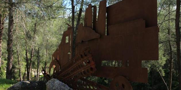 צללית משוריין בדרך בורמה. צילום באדיבות ארכיון הצילומים של קק''ל