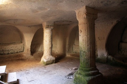 מערת עמוד בחורבת בורגין. צילום: יעקב שקולניק, ארכיון הצילומים של קקל