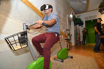 רכיבה עם משקפי מציאות מדומה במרכז המבקרים. צילום: יוסי זליגר, ארכיון הצילומים של קק"ל