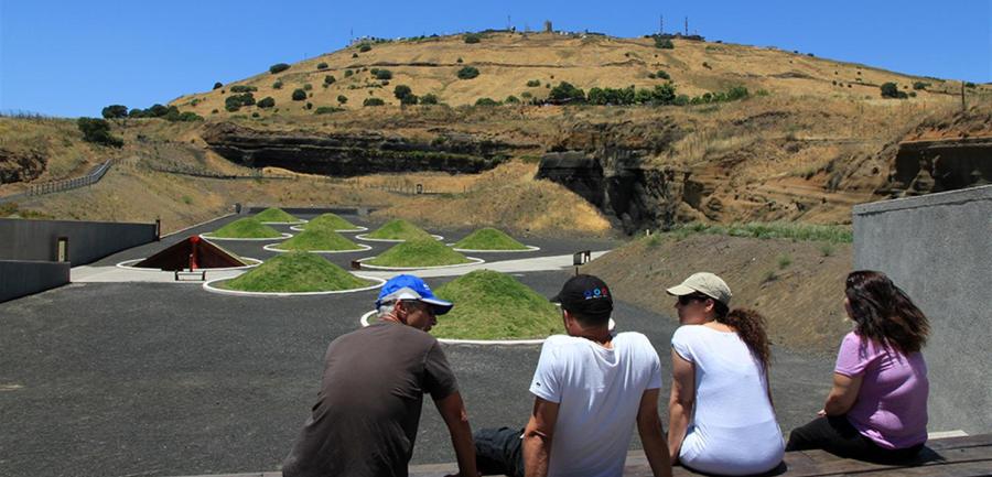 הפארק הוולקני למרגלות הר בנטל. צילום: יעקב שקולניק, ארכיון הצילומים של קקל
