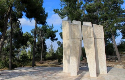 האנדרטה ביער יהדות דורוהוי, יצירתו של נתן סאס. צילום: יעקב שקולניק, ארכיון הצילומים של קקל