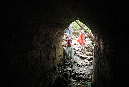 נקבת עין תנור. אל תשכחו את הפנסים! צילום: יעקב שקולניק, ארכיון הצילומים של קקל