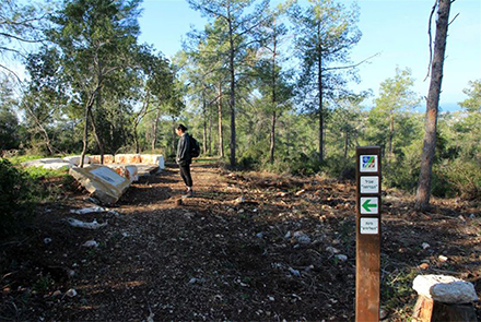 שלט הסבר בפינת השליחים. צילום: יעקב שקולניק