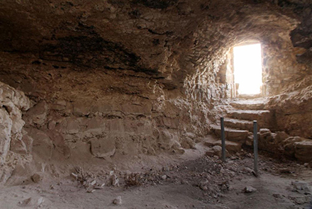 שרידי מערת המגורים בשבי הזהב. צילום: יעקב שקולניק