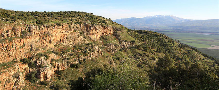 מצוק נחל קדש. ומה באופק? הר חרמון עם שאריות שלג בקצהו. צילום: יעקב שקולניק