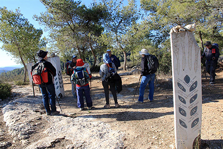 מטיילים בשלוחת שיירות. צילום: יעקב שקולניק, ארכיון הצילומים של קק"ל