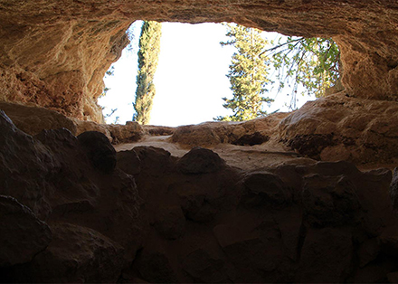 נוף מפתח מערה בעינות עמינדב.
צילום: יעקב שקולניק, ארכיון הצילומים של קקל