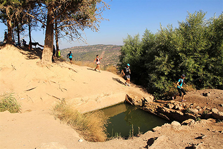 מטיילים נהנים בעין עוזי. צילום: יעקב שקולניק, ארכיון הצילומים של קקל

