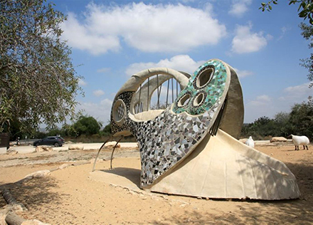 אפשר לעצור לנוח ולהשתעשע בחניון הפרפר. צילום: יעקב שקולניק, ארכיון הצילומים של קקל