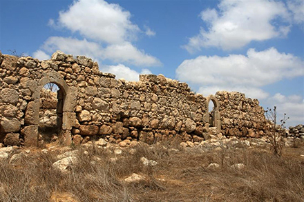 הקשתות שהשתמרו בחזית המזרחית. צילום:יעקב שקולניק, ארכיון הצילומים של קקל
