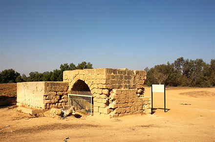 באר רבובה, שימשה את ראשוני המתיישבים של מצפה גבולות. צילום: יעקב שקולניק, ארכיון הצילומים של קקל
