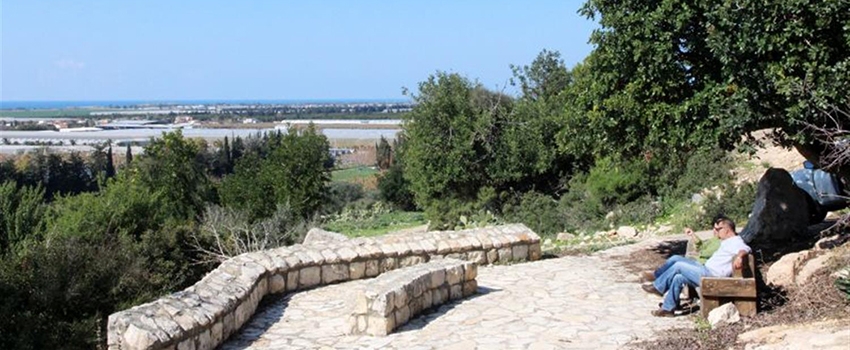 מנוחה, רגיעה ותצפית נפלאה על הים במצפור. צילום: יעקב שקולניק, ארכיון הצילומים של קקל