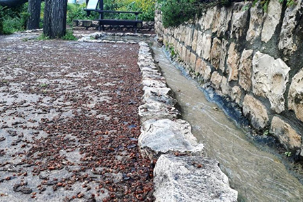 מים זורמים באמה בעין חסיל. צילום: אבישי תמוז-כהן