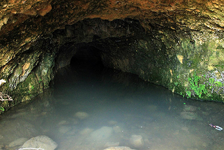 רוצים לצעוד בניקבה? הצטיידו בנעלי הליכה ובפנס. צילום: יעקב שקולניק, ארכיון הצילומים של קקל
