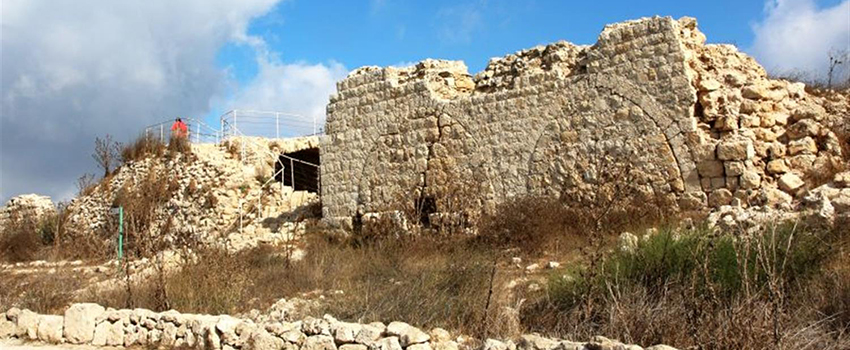 מזכירה בצורתה מבנה ריבועי מבוצר. חורבת בית עיתאב. צילום: יעקב שקולניק, ארכיון הצילומים של קקל