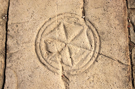 רוזטה ברצפת בית הכנסת. צילום: יעקב שקולניק, ארכיון הצילומים של קקל
