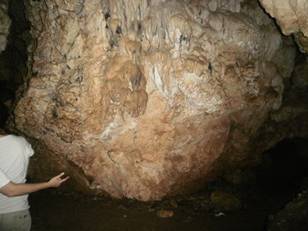 זחילה עם פנסים במערת שרך. צילום: נעם תמיר