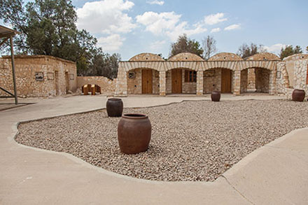 החצר המשוחזרת בבית אשל. צילום: יעקב שקולניק, ארכיון הצילומים של קקל