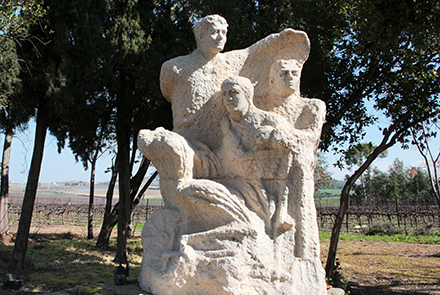 אנדרטת הגבורה והעבודה של בתיה לישנסקי ביער חולדה. צילום: יעקב שקולניק, ארכיון הצילומים של קקל