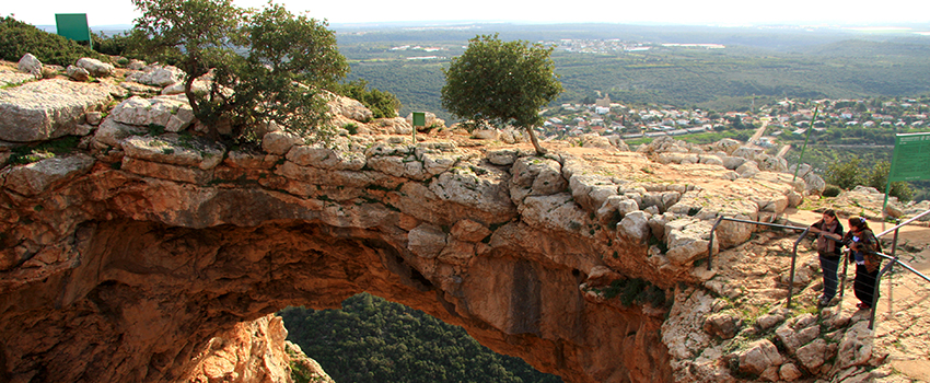 מערת קשת והנוף הנשקף ממנה. צילום: יעקב שקולניק, ארכיון הצילומים של קקל