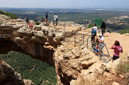 לאמיצים - אפשר לרדת בגלידת צוקים. צילום: יעקב שקולניק, ארכיון הצילומים של קקל
