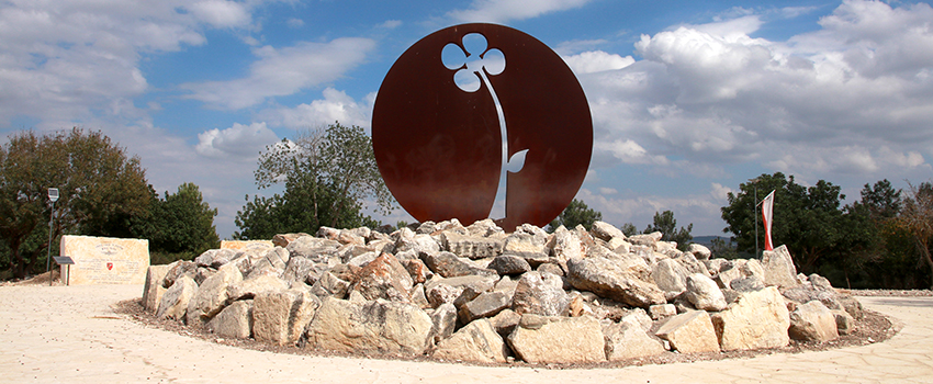 אנדרטת הפרח החסר לזכרו של ראובן גלקין זל בראש ההר העגול. צילום: יעקב שקולניק, ארכיון הצילומים של קקל