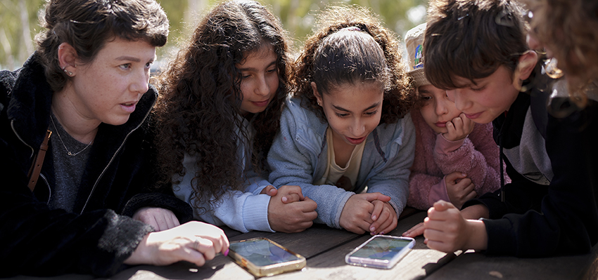 משפחה משחקת במשחק חוויער