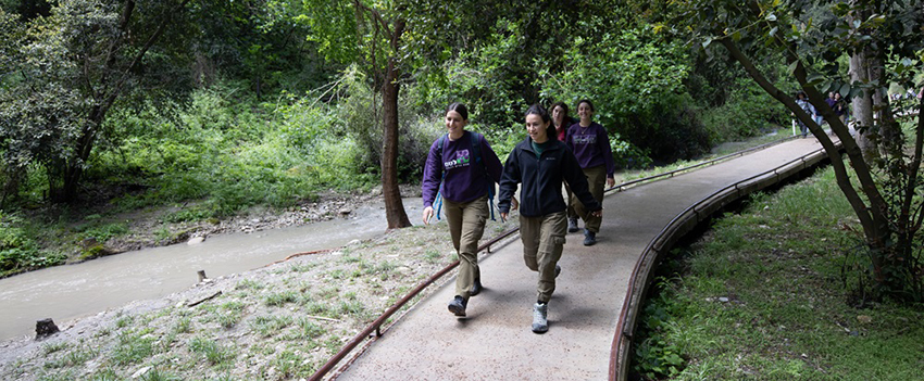 חיילות בשביל הנגיש בנחל השופט. צילום: אלכס קולומויסקי, ארכיון הצילומים של קקל