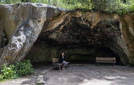 אחת המערות בנחל השופט. צילום: אלכס קולומויסקי' ארכיון הצילומים של קקל
