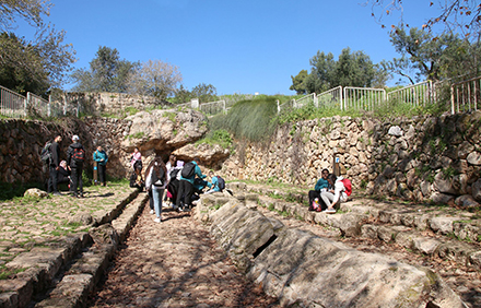 אמת המים בעין צור. צילום: יעקב שקולניק, ארכיון הצילומים של קקל