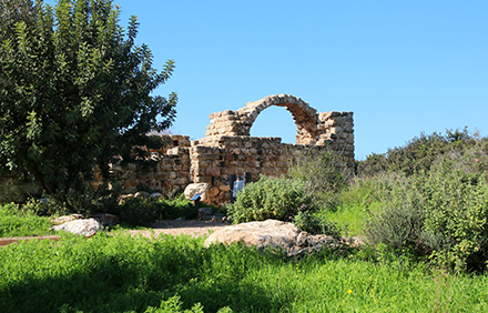 הקשת הגדולה בחורבת עקב. צילום: יעקב שקולניק, ארכיון הצילומים של קקל
