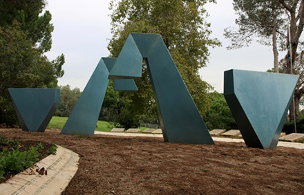 האנדרטה לפורצי כלא עכו. צילום: יעקב שקולניק, ארכיון הצילומים של קקל