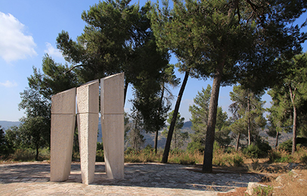 האנדרטה לקהילת טרנסטריה. צילום: יעקב שקולניק, ארכיון הצילומים של קקל