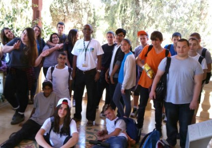 אילן ליג'יישאל בחברת בני נוער בבית הרצל. צילום: ארכיון צילומי קקל