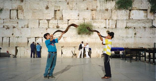 תקיעת שופר בכותל המערבי. צילום: שלמה מאיר, ארכיון קקל