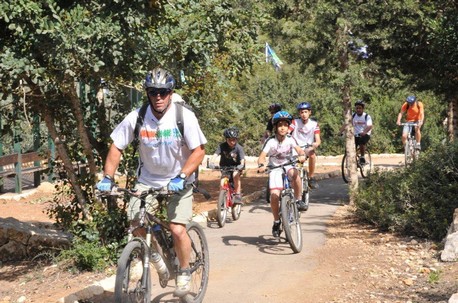 רוכבי אופניים בחרובית. צילום: אבי חיון, ארכיון קקל
