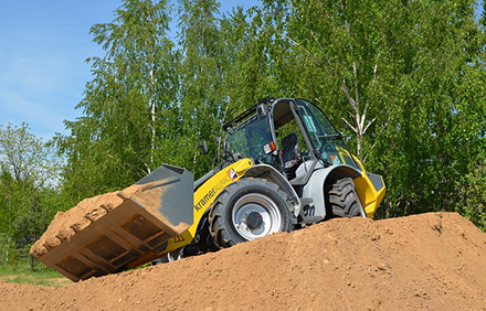 טרקטור בעבודה. צילום: Michal Jarmoluk from Pixabay