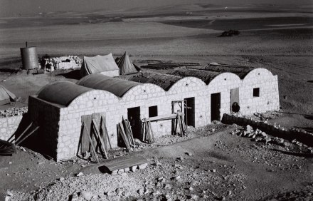 בית אשל בסמוך לעלייתו על הקרקע. צילום: זולטן קלוגר