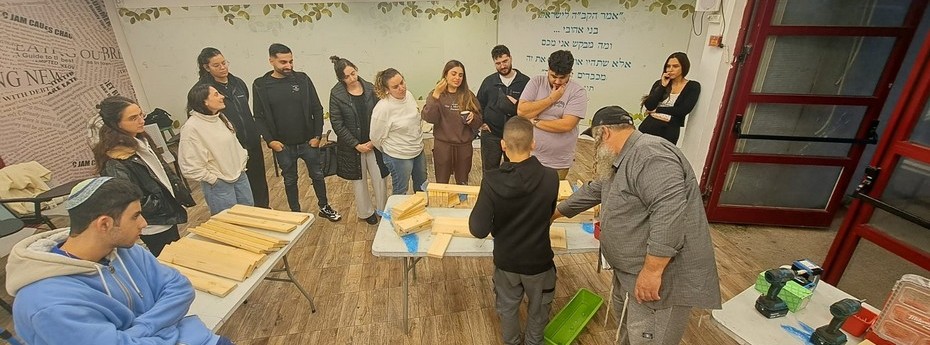 משתתפים במיזם בניית אדניות לטו בשבט. צילום: באדיבות עמותת מרחבים