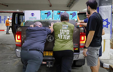 מתחם איסוף ציוד למשפחות מפונים. צילום: ליזי שאנן, מתוך אתר פיקיויקי