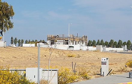 בניית שכונה במושב נתיב העשרה, 2015. צילום: עינת בהט, ארכיון הצילומים של קקל