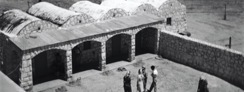 חצר מצפה בית אשל בשנת 1944. צילום: יעקב רוזנר, ארכיון הצילומים של קקל

