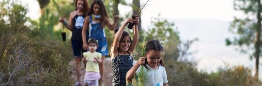 שיהיה גם לדורות הבאים... ילדות בחגיגת נטיעות. צילום: יעל הרמן, ארכיון הצילומים של קקל

