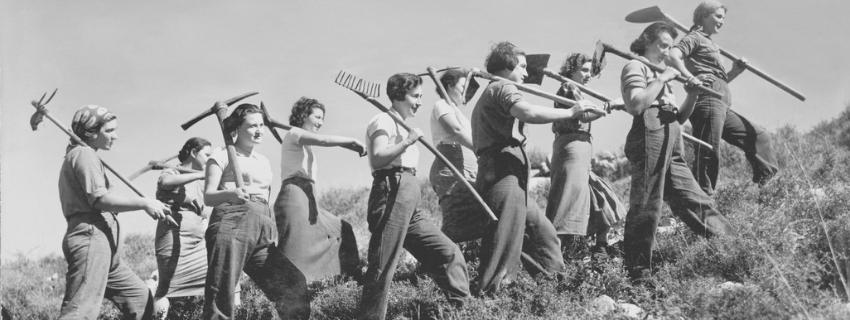 חלוצות בדרך לעבודה, 1937. צילום: אברהם מלבסקי, ארכיון הצילומים של קקל
